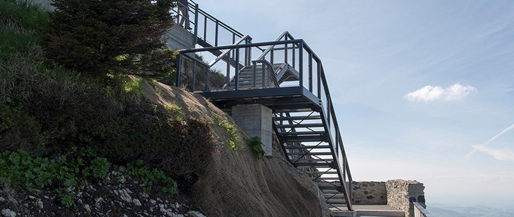 Treppe und Geländer – Schlosserarbeiten